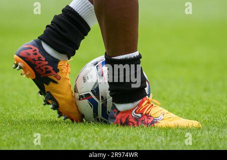 Les chaussures de football personnalisées d'Adama Traoré de Wolves lors du match d'avant-saison 2021/22 entre Coventry City et Wolverhampton Wandere Banque D'Images