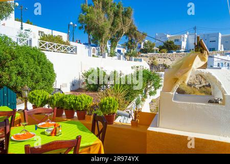 Restaurant en plein air situé sur la terrasse de la falaise de Santorini Caldera à Fira ou Thera villagae, Cyclades, Grèce Banque D'Images