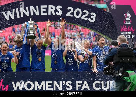 Les joueurs de Chelsea célèbrent la victoire de la coupe FA 2023 lors du match final de la coupe FA pour femmes entre Chelsea Women et Manchester United Women à Wembley S. Banque D'Images