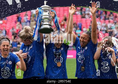 Les joueurs de Chelsea célèbrent la victoire de la coupe FA 2023 lors du match final de la coupe FA pour femmes entre Chelsea Women et Manchester United Women à Wembley S. Banque D'Images