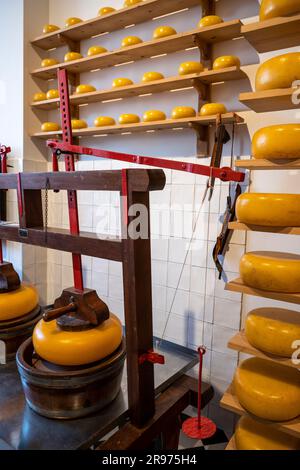 Petit musée du fromage Henri Willig à Amsterdam avec presse à fromage Banque D'Images