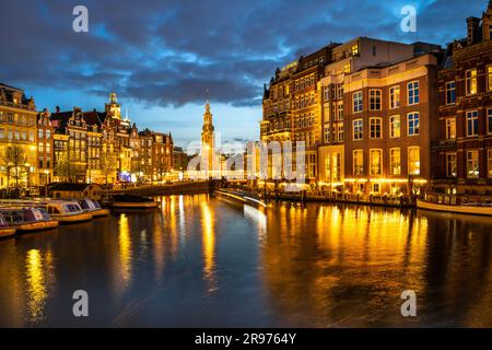 photo au crépuscule de la rivière Amstel à la place Muntplein et à la tour Munttorem Banque D'Images