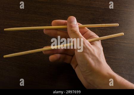 baguettes à droite sur fond de bois brun Banque D'Images