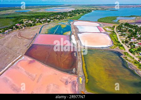 Vue aérienne des étangs d'eau salée dans le processus de dessalement pour l'extraction du sel dans la communauté de Yavaros, municipalité de Huatabampo, Sonora, Mexique. Couleur rose, figures géométriques, extraction de solution hydraulique ou salée, eau sous la surface de la terre qui dissout les dépôts de sel, formant une saumure pendant le processus, couleur verte, couleur orange, couleurs. (Photo de Luis Gutierrez / NortePhoto.com) Vista area de estanques de agua salada de mar en proceso de desalinar para extraccion de sal en la comunidad de Yavaros municipio de Huatabampo Sonora Mexico. Couleur rosado, figuras geometricas, Banque D'Images