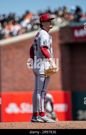 24 juin 2023 San Francisco CA, États-Unis Le pichet de secours d'Arizona Kyle Nelson (24) arrive sur la butte dans le fond de la 6th dinning pendant le match de MLB NL ouest entre les Arizona Diamondbacks et les San Francisco Giants à Oracle Park San Francisco Calif. Thurman James/CSM Banque D'Images