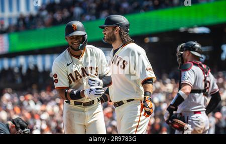 24 juin 2023 San Francisco CA, États-Unis Luis Matos, un outfielder de San Francisco (29) et Brandon Crawford, un arrêt de San Francisco (35) fêtent à la maison après que Luis a fait une course à la maison au bas de la manche de 6th lors du match MLB NL-Ouest entre les Arizona Diamondbacks et les San Francisco Giants à Oracle Park San Francisco Calif. Thurman James/CSM Banque D'Images