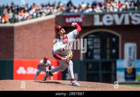 24 juin 2023 San Francisco CA, États-Unis Le pichet de secours d'Arizona Kyle Nelson (24) arrive sur la butte dans le fond de la salle à manger de 6th pour livrer le ballon pendant le match de l'ouest de MLB NL entre les Arizona Diamondbacks et les San Francisco Giants à Oracle Park San Francisco Calif. Thurman James/CSM Banque D'Images