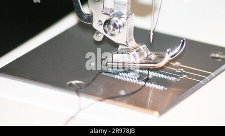 Machine à coudre et des vêtements Banque D'Images