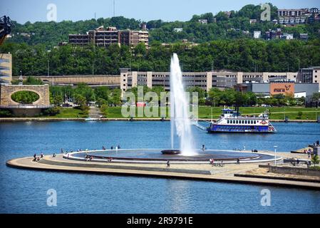 Pittsburgh, PA, Etats-Unis- 21 mai 2023 : le bateau de croisière Princess s'approche de la fontaine du parc national de point sur la rivière Allegheny. Banque D'Images