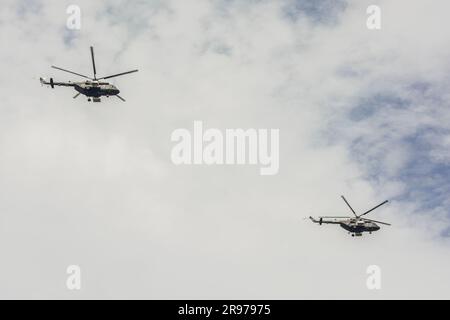 Deux hélicoptères russes MI-8 s'envolent contre le ciel Banque D'Images