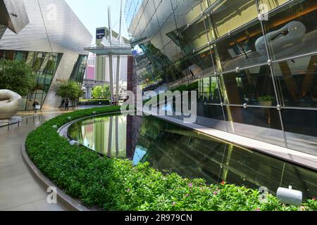 Nevada USA 09-06-21 Un jardin en demi-cercle entoure la petite piscine décorative qui sépare les magasins aux cristaux avec le hall de l'Aria Las Vegas Banque D'Images