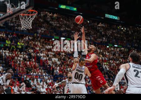 Milan, Italie. 23rd juin 2023. Shavon Shields #31 de EA7 Emporio Armani Milan (R) en action avec Isaia Cordinier #00 de Virtus Segafredo Bologna (L) pendant LBA Lega basket A finales 2023 jeu 7 entre EA7 Emporio Armani Milan et Virtus Segafredo Bologna au Forum de Mediolanum, Milan, Italie sur 23 juin, 2023 - photo FCI/Fabrizio Carabelli crédit: SOPA Images Limited/Alamy Live News Banque D'Images