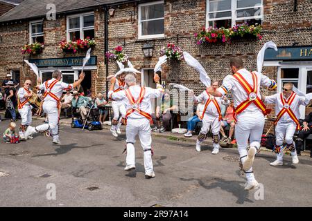 Les danseuses Morris de Mad Jack se produisent au Sussex Day of Dance Event, à Lewes, dans l'est du Sussex, au Royaume-Uni. Banque D'Images