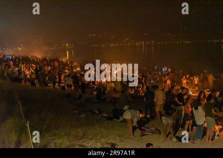 Cangas, Espagne. Juin 24th 2023. Des milliers de personnes ont célébré en galice la nuit de San Juan avec des feux de joie sur les plages, dans la photo la plage de Rodeira à Cangas do Morrazo. Credit: Xan Gasalla / Alamy Live News. Banque D'Images