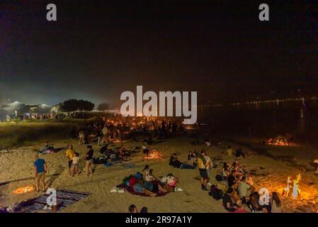 Cangas, Espagne. Juin 24th 2023. Des milliers de personnes ont célébré en galice la nuit de San Juan avec des feux de joie sur les plages, dans la photo la plage de Rodeira à Cangas do Morrazo. Credit: Xan Gasalla / Alamy Live News. Banque D'Images