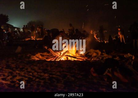 Cangas, Espagne. Juin 24th 2023. Des milliers de personnes ont célébré en galice la nuit de San Juan avec des feux de joie sur les plages, dans la photo la plage de Rodeira à Cangas do Morrazo. Credit: Xan Gasalla / Alamy Live News. Banque D'Images