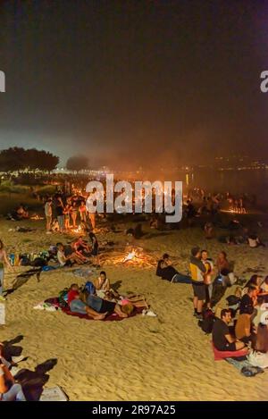 Cangas, Espagne. Juin 24th 2023. Des milliers de personnes ont célébré en galice la nuit de San Juan avec des feux de joie sur les plages, dans la photo la plage de Rodeira à Cangas do Morrazo. Credit: Xan Gasalla / Alamy Live News. Banque D'Images