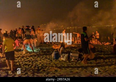 Cangas, Espagne. Juin 24th 2023. Des milliers de personnes ont célébré en galice la nuit de San Juan avec des feux de joie sur les plages, dans la photo la plage de Rodeira à Cangas do Morrazo. Credit: Xan Gasalla / Alamy Live News. Banque D'Images