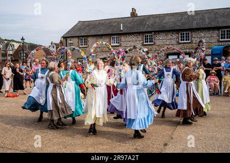 Les nœuds de l'équipe féminine Morris de May se produit à l'événement de la fête de la danse du Sussex, à Lewes, dans l'est du Sussex, au Royaume-Uni. Banque D'Images