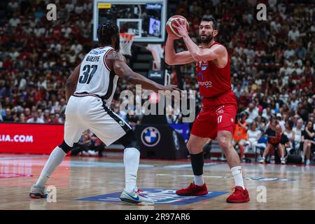 Milan, Italie. 23rd juin 2023. Giampaolo Ricci #17 de EA7 Emporio Armani Milan (R) en action avec semi Ojeleye #37 de Virtus Segafredo Bologna (L) pendant LBA Lega Panier A finales 2023 jeu 7 entre EA7 Emporio Armani Milan et Virtus Segafredo Bologna au Forum de Mediolanum. (Notes finales Milano 67-55 Virtus Bologna) (photo de Fabrizio Carabelli/SOPA Images/Sipa USA) crédit: SIPA USA/Alay Live News Banque D'Images