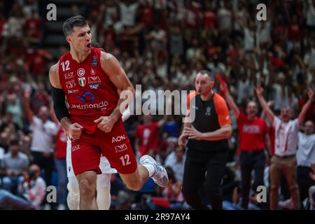 Milan, Italie. 23rd juin 2023. Billy Baron #12 de EA7 Emporio Armani Milan fête pendant LBA Lega basket A finales 2023 jeu 7 entre EA7 Emporio Armani Milan et Virtus Segafredo Bologna au Forum de Mediolanum. (Notes finales Milano 67-55 Virtus Bologna) (photo de Fabrizio Carabelli/SOPA Images/Sipa USA) crédit: SIPA USA/Alay Live News Banque D'Images