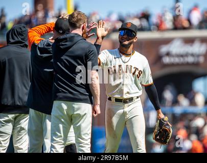 24 juin 2023 San Francisco CA, États-Unis Luis Matos, un outfielder de San Francisco (29) célèbre une victoire qui sort du terrain après le match MLB NL-Ouest entre les Arizona Diamondbacks et les San Francisco Giants à Oracle Park San Francisco Calif. Thurman James/CSM(Credit image: © Thurman James/Cal Sport Media) Banque D'Images