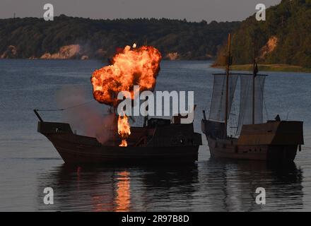 24 juin 2023, Mecklembourg-Poméranie occidentale, Ralswiek: Après une explosion sur un cog médiéval, un nuage de champignons s'élève à la première du Festival Störtebeker en face de la scène de la nature Ralswiek sur l'île de Rügen. Sur Rügen, le Festival Störtebeker, le plus grand théâtre en plein air de Mecklembourg-Poméranie-Occidentale, a commencé sa saison cette année. Des milliers de spectateurs ont vu la première de la pièce "Gotland under Fire" sur la scène naturelle de Ralswek. En accord avec le titre, de nombreux effets de feu ne devaient pas être manqués dans l'ensemble de scène, qui était complètement nouveau pour la première fois depuis le Coro Banque D'Images