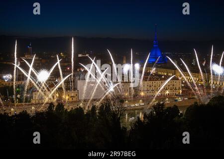 Turin, Italie. 25 juin 2023. Les feux d'artifice explosent lors d'un spectacle pyrotechnique qui fait partie de la fête pour St. Journée de Jean. La Nativité de Jean-Baptiste (San Giovanni Battista) est observée chaque année le 24 et c'est jour férié à Turin comme Saint Jean est le Saint patron de la ville. Credit: Nicolò Campo/Alay Live News Banque D'Images