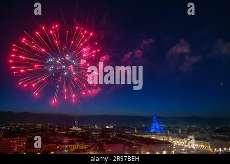 Turin, Italie. 25 juin 2023. Les feux d'artifice explosent lors d'un spectacle pyrotechnique qui fait partie de la fête pour St. Journée de Jean. La Nativité de Jean-Baptiste (San Giovanni Battista) est observée chaque année le 24 et c'est jour férié à Turin comme Saint Jean est le Saint patron de la ville. Credit: Nicolò Campo/Alay Live News Banque D'Images