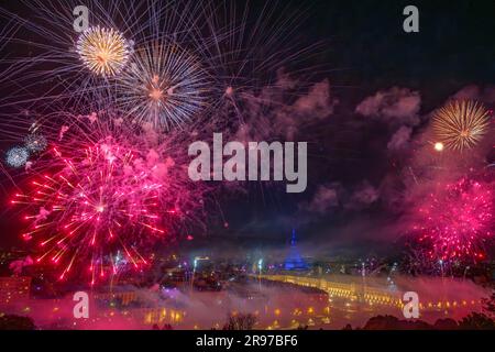 Turin, Italie. 25 juin 2023. Les feux d'artifice explosent lors d'un spectacle pyrotechnique qui fait partie de la fête pour St. Journée de Jean. La Nativité de Jean-Baptiste (San Giovanni Battista) est observée chaque année le 24 et c'est jour férié à Turin comme Saint Jean est le Saint patron de la ville. Credit: Nicolò Campo/Alay Live News Banque D'Images