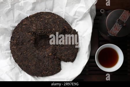 Composition de la couche plate avec thé pu-erh sur plateau en bois Banque D'Images