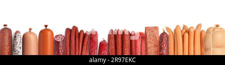 Beaucoup de différentes saucisses savoureuses sur fond blanc, vue de dessus. Bannière Banque D'Images