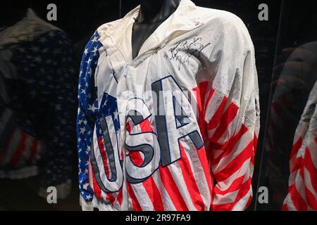 Michael Jordan 1992 Summer Olympics ‘l'équipe de rêve’ cérémonie de médaille d'or porté et signé Reebok Jacket (estimation de 1 à 3 millions de dollars US) exposé dans le cadre de 'TH Banque D'Images