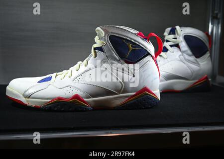 Michael Jordan a porté et signé 1992 sneakers olympiques Air Jordan VII de la « Dream Team » exposées dans le cadre de la vente aux enchères de « ports Memorabilla part II » à Sotheby's. Banque D'Images