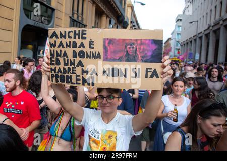 Palerme, Italie. 24th juin 2023. Le grand défilé gay Pride dans les rues de la capitale. La procession avec des milliers de participants défilent dans la ville pour démontrer la fierté du LGBTQ. (Credit image: © Antonio Melita/Pacific Press via ZUMA Press Wire) USAGE ÉDITORIAL SEULEMENT! Non destiné À un usage commercial ! Banque D'Images