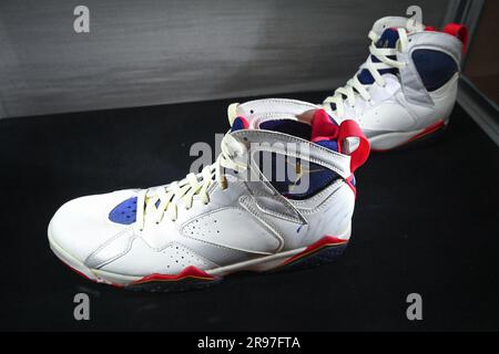 Michael Jordan a porté et signé 1992 sneakers olympiques Air Jordan VII de la « Dream Team » exposées dans le cadre de la vente aux enchères de « ports Memorabilla part II » à Sotheby's. Banque D'Images