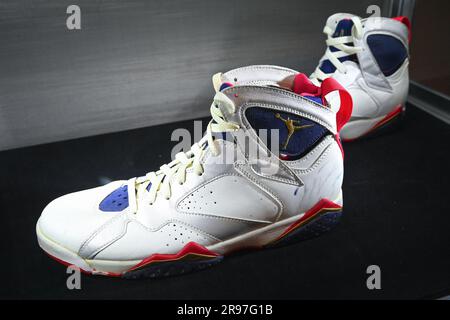 Michael Jordan a porté et signé 1992 sneakers olympiques Air Jordan VII de la « Dream Team » exposées dans le cadre de la vente aux enchères de « ports Memorabilla part II » à Sotheby's. Banque D'Images