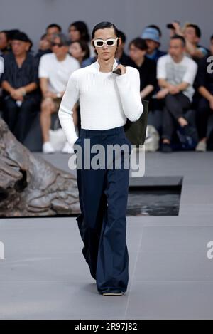 Paris, France. 24th juin 2023. (230625) -- PARIS, 25 juin 2023 (Xinhua) -- Un modèle présente une création de la collection hommes printemps/été 2024 de Loewe pendant la semaine de la mode de Paris, à Paris, en France, sur 24 juin 2023. (MeetEurope/Handout via Xinhua) Credit: Xinhua/Alay Live News Banque D'Images