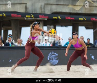 Brandie Wilkerson passe la pièce que Melissa Humana-Paredes regarde pendant la ronde 4 de l'AVP Huntington Beach Open (John Geldermann/Alamy) Banque D'Images