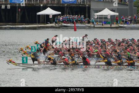 Vancouver, Canada. 24th juin 2023. Les participants participent à un festival de bateaux-dragons à False Creek, à Vancouver (Colombie-Britannique), au Canada, en Ontario, à 24 juin 2023. Credit: Liang Sen/Xinhua/Alay Live News Banque D'Images