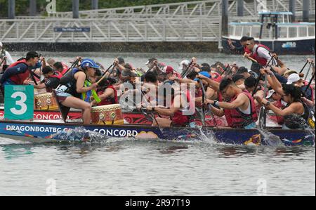 Vancouver, Canada. 24th juin 2023. Les participants participent à un festival de bateaux-dragons à False Creek, à Vancouver (Colombie-Britannique), au Canada, en Ontario, à 24 juin 2023. Credit: Liang Sen/Xinhua/Alay Live News Banque D'Images