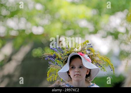 Bucarest, Roumanie. 24th juin 2023. Une jeune fille habillée comme une fée participe au festival folklorique traditionnel 'sanziene' à Bucarest, capitale de la Roumanie, 24 juin 2023. Les traditions anciennes mentionnent 'sanzienele' comme des fées douces qui viennent autour du solstice d'été pour apporter la bonne chance et la bonne récolte. Credit: Cristian Cristel/Xinhua/Alay Live News Banque D'Images