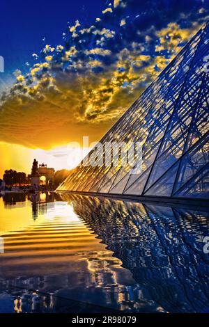 FRANCE. PARIS (75) 1ST ARRONDISSEMENT. AU COUCHER DU SOLEIL, LA PYRAMIDE DU LOUVRE CONÇUE PAR L'ARCHITECTE IEOH MING PEI, ET EN ARRIÈRE-PLAN, L'ARCHE DU CARROUSEL Banque D'Images