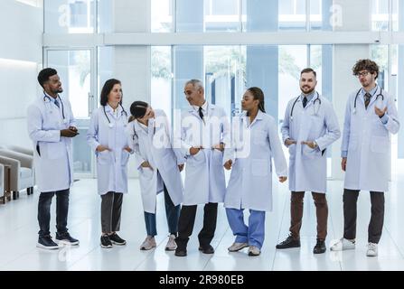 Groupe de médecins expérimentés de différents de classé travaillant ensemble en tant qu'équipe de soins de santé primaires pour donner le diagnostic médical, le traitement aux patients. Dév Banque D'Images