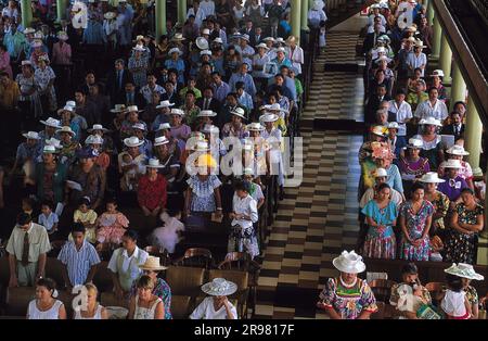 POLYNÉSIE FRANÇAISE. TAHITI. CÉRÉMONIE DANS UNE ÉGLISE À PAPEETE Banque D'Images