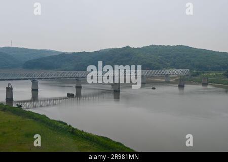 PAJU, Corée du Sud. 24th juin 2023. On voit le pont ferroviaire d'Imjingang traverser la rivière Imjingak dans la zone démilitarisée près de Paju, en Corée du Sud, samedi, 24 juin 2023. Photo de Thomas Maresca/UPI crédit: UPI/Alay Live News Banque D'Images