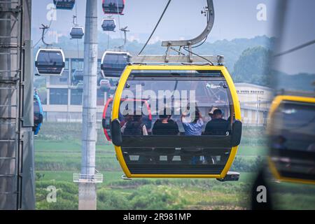 PAJU, Corée du Sud. 24th juin 2023. Les visiteurs se rendent à bord d'un téléphérique sur la télécabine de la paix d'Imjingak, qui traverse la rivière Imjingak, dans la zone de contrôle civil de la zone démilitarisée, près de Paju, en Corée du Sud, samedi, 24 juin 2023. Photo de Thomas Maresca/UPI crédit: UPI/Alay Live News Banque D'Images