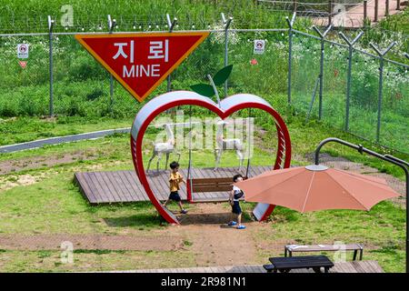 PAJU, Corée du Sud. 24th juin 2023. Des enfants jouent dans un parc sous un panneau d'avertissement des mines à la station de télécabine de la paix d'Imjingak, dans la zone de contrôle civil de la zone démilitarisée, près de Paju, en Corée du Sud, samedi, 24 juin 2023. Photo de Thomas Maresca/UPI crédit: UPI/Alay Live News Banque D'Images