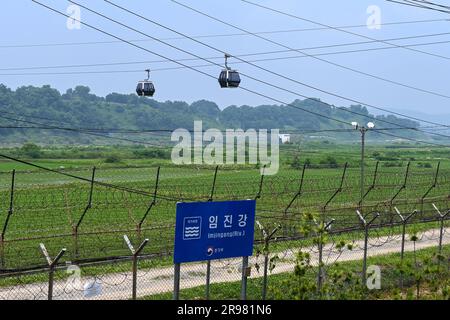 PAJU, Corée du Sud. 24th juin 2023. Des téléphériques de la télécabine de la paix d'Imjingak traversent la rivière Imjingak dans la zone de contrôle civil de la zone démilitarisée près de Paju, en Corée du Sud, samedi, 24 juin 2023. Photo de Thomas Maresca/UPI crédit: UPI/Alay Live News Banque D'Images