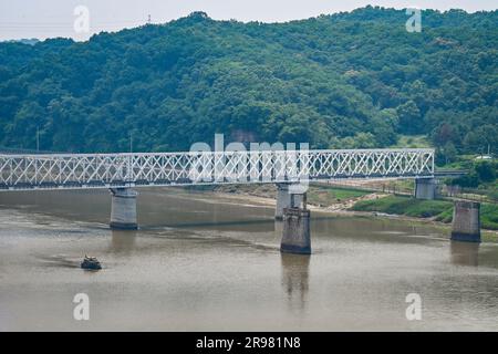 PAJU, Corée du Sud. 24th juin 2023. On voit le pont ferroviaire d'Imjingang traverser la rivière Imjingak dans la zone démilitarisée près de Paju, en Corée du Sud, samedi, 24 juin 2023. Photo de Thomas Maresca/UPI crédit: UPI/Alay Live News Banque D'Images